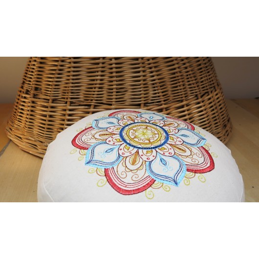 zafu - pohankový sedák - meditační polštář režný s vyšívanou mandalou blankytná-čevená 30cm