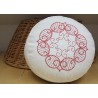 zafu - pohankový sedák - meditační polštář bílý len, červeně vyšívaný, průměr 30cm