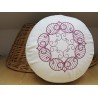 zafu - pohankový sedák - meditační polštář bílý len, sytě růžovou vyšívaný, průměr 30cm