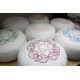 zafu - pohankový sedák - meditační polštář bílý len, sytě růžovou vyšívaný, průměr 30cm
